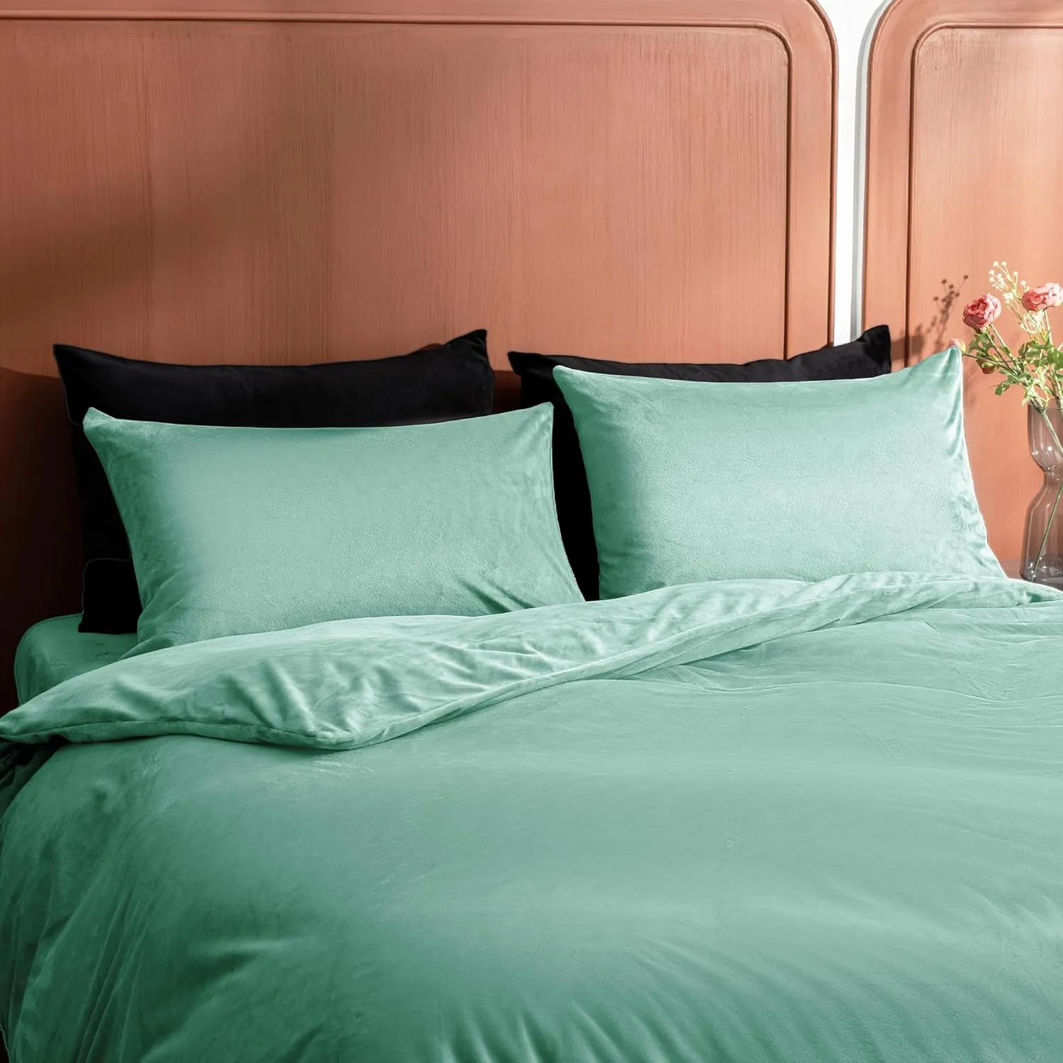 2 Pack Zippered Velvet Standard Pillowcases, Super Soft and Cozy Luxury Fuzzy Flannel Pillow Cases with Zipper, 20x26 Inches, Green