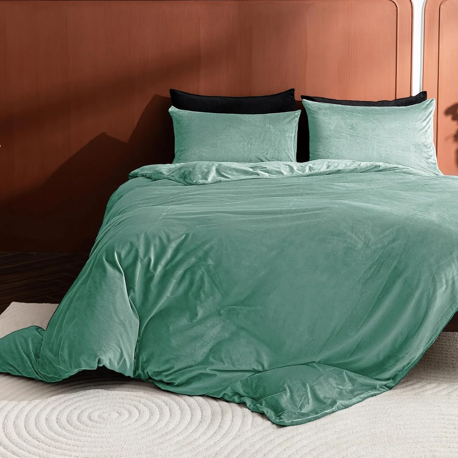 2 Pack Zippered Velvet Standard Pillowcases, Super Soft and Cozy Luxury Fuzzy Flannel Pillow Cases with Zipper, 20x26 Inches, Green