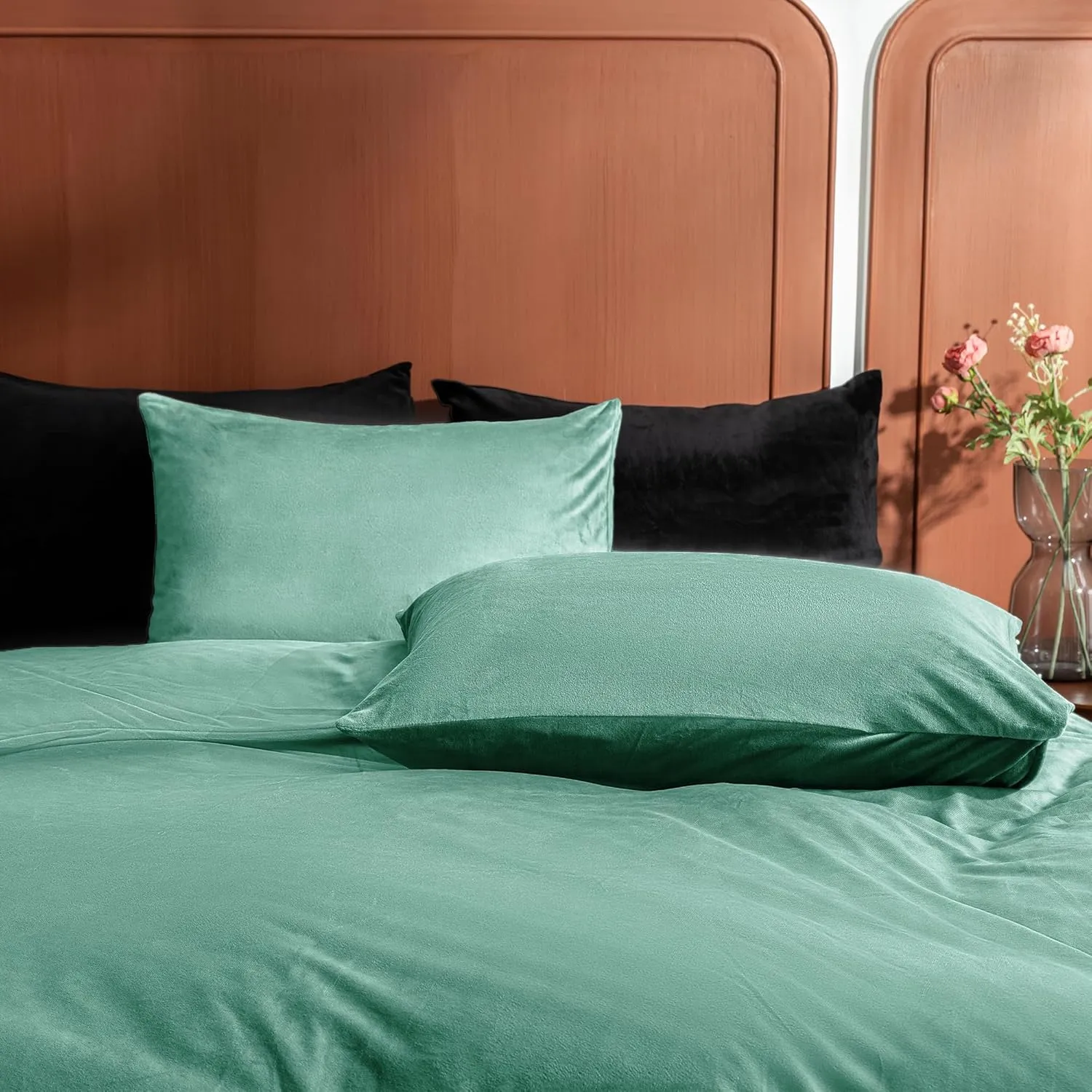 2 Pack Zippered Velvet Standard Pillowcases, Super Soft and Cozy Luxury Fuzzy Flannel Pillow Cases with Zipper, 20x26 Inches, Green