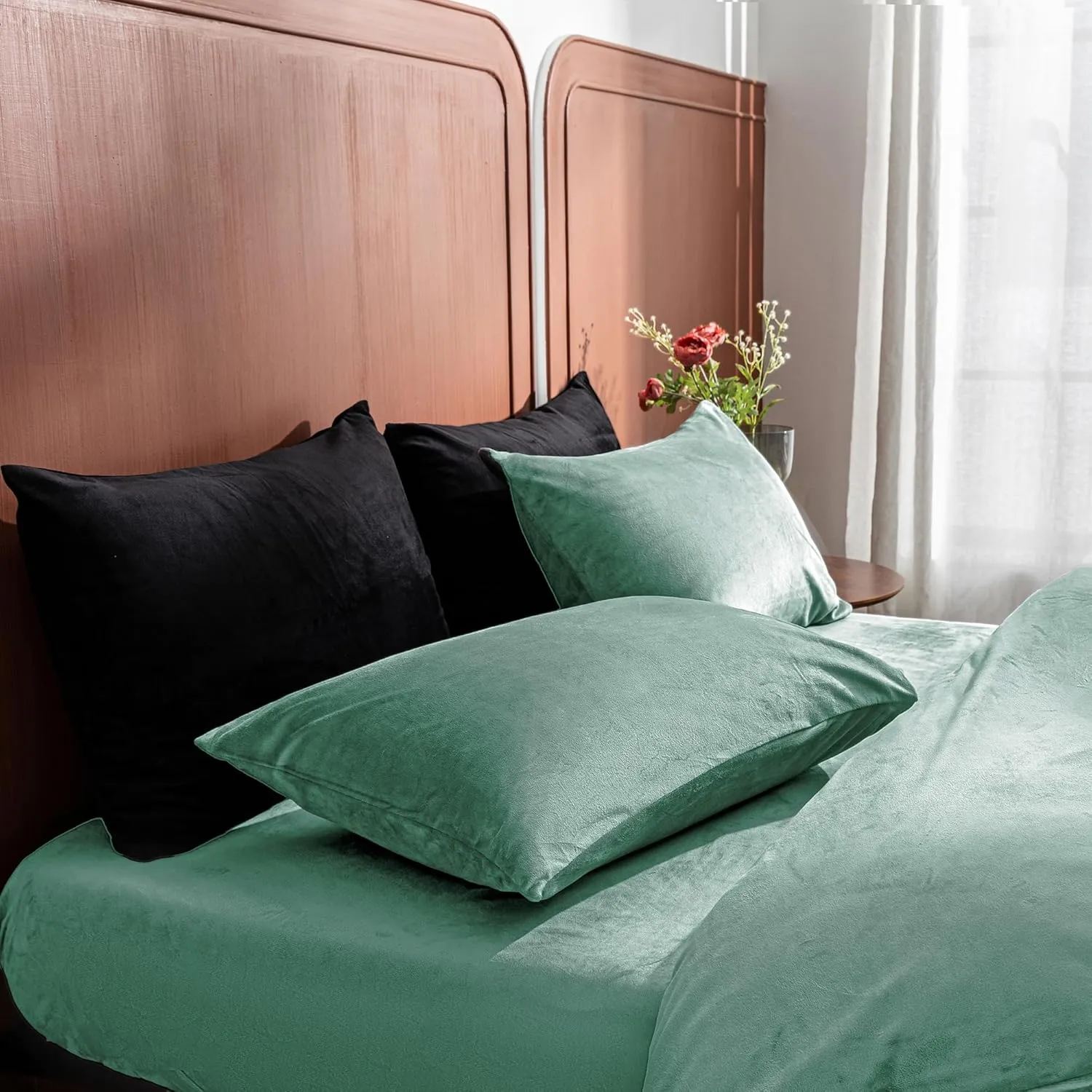 2 Pack Zippered Velvet Standard Pillowcases, Super Soft and Cozy Luxury Fuzzy Flannel Pillow Cases with Zipper, 20x26 Inches, Green