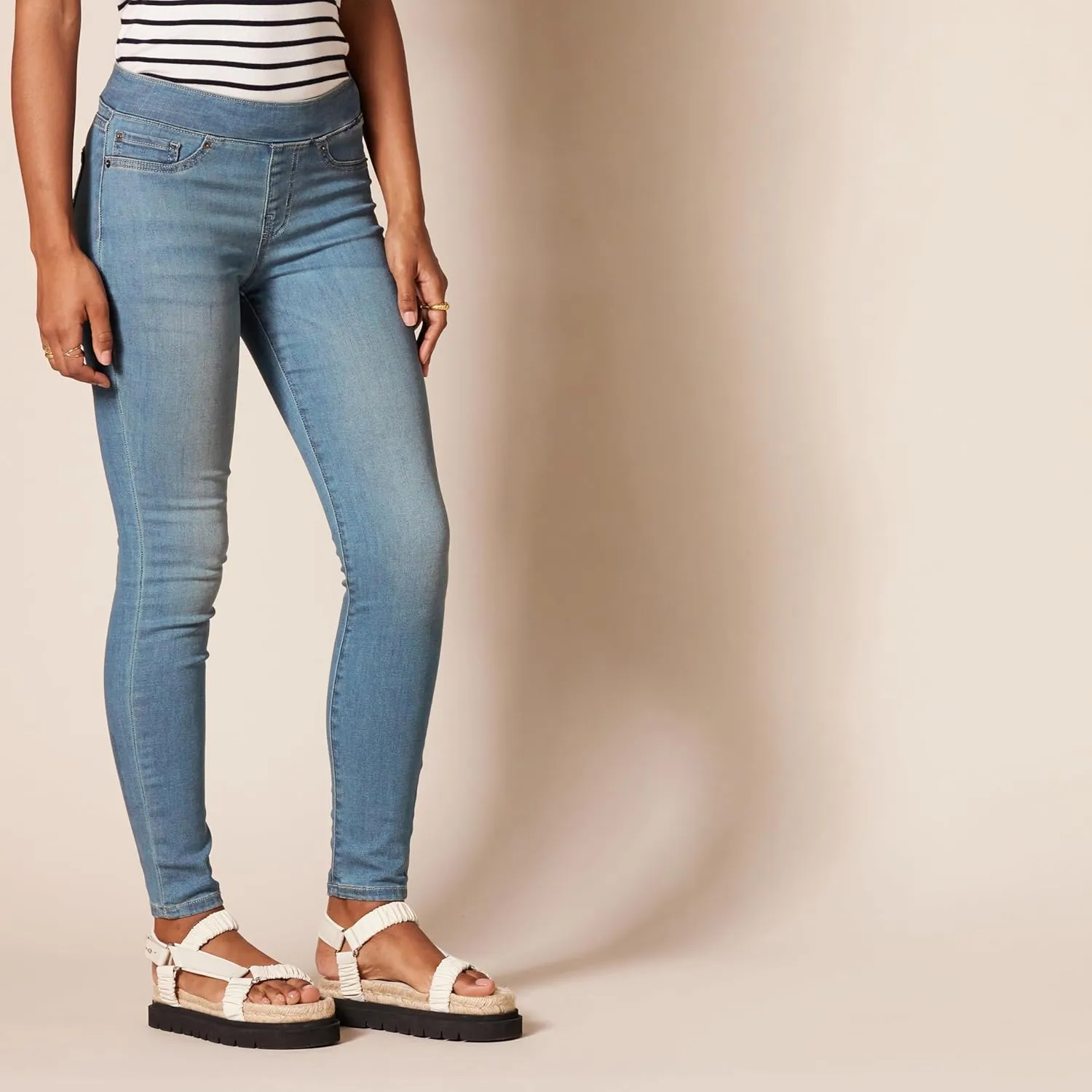 Amazon Essentials Women's Mid-Rise Stretch Pull-On Jegging (Available in Plus Size)