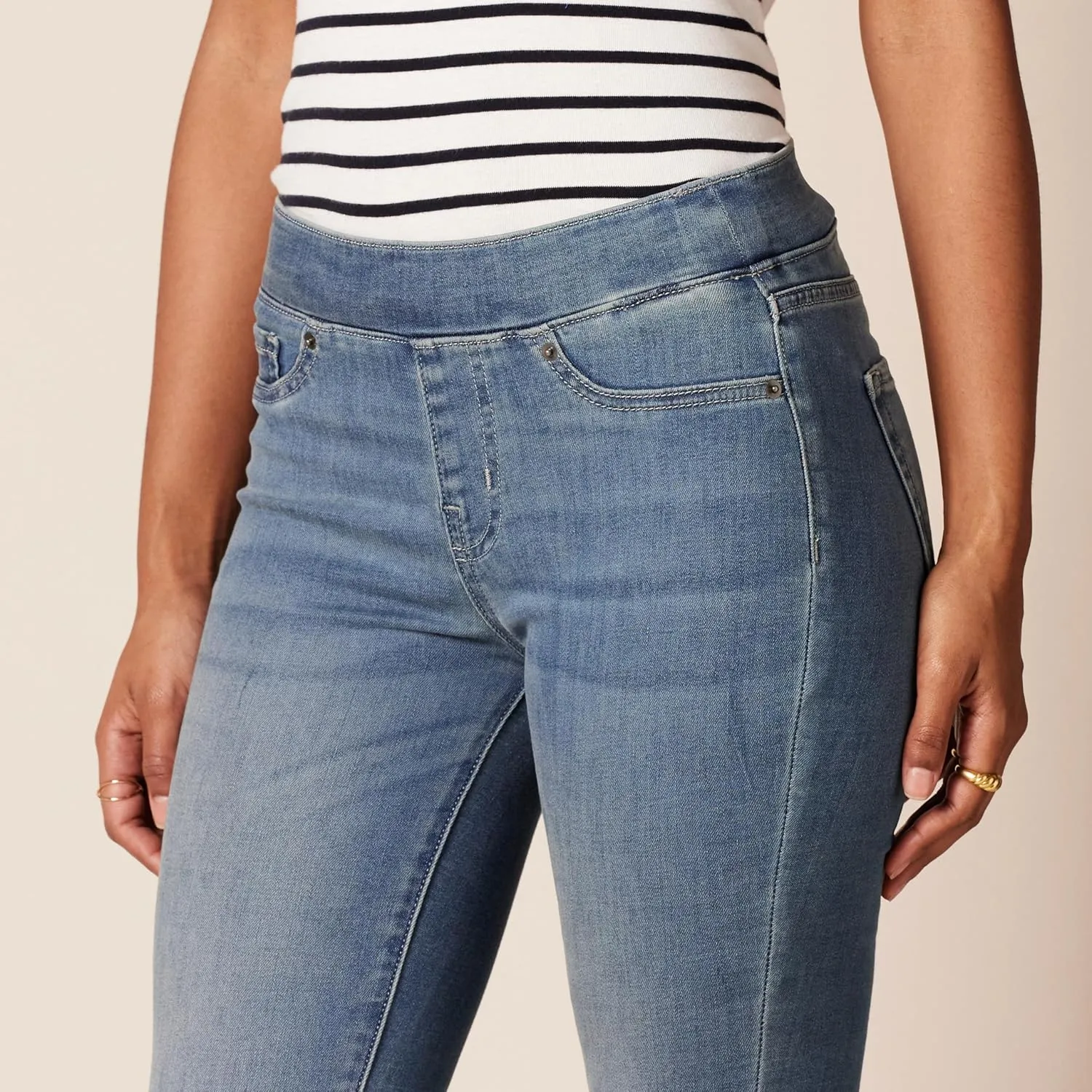 Amazon Essentials Women's Mid-Rise Stretch Pull-On Jegging (Available in Plus Size)
