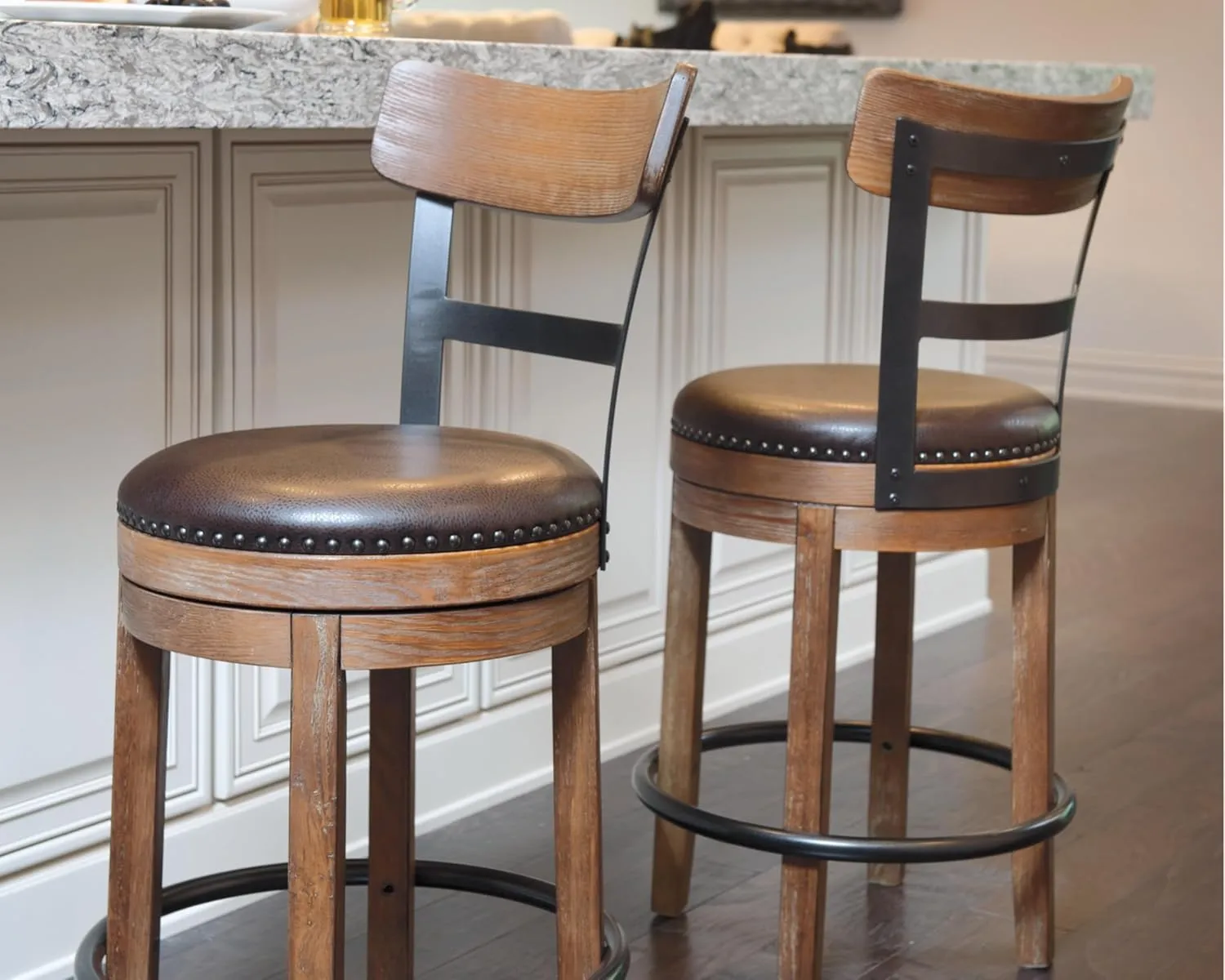 Signature Design by Ashley Pinnadel 24.25" Modern Farmhouse Swivel Counter Height Barstool, Light Brown