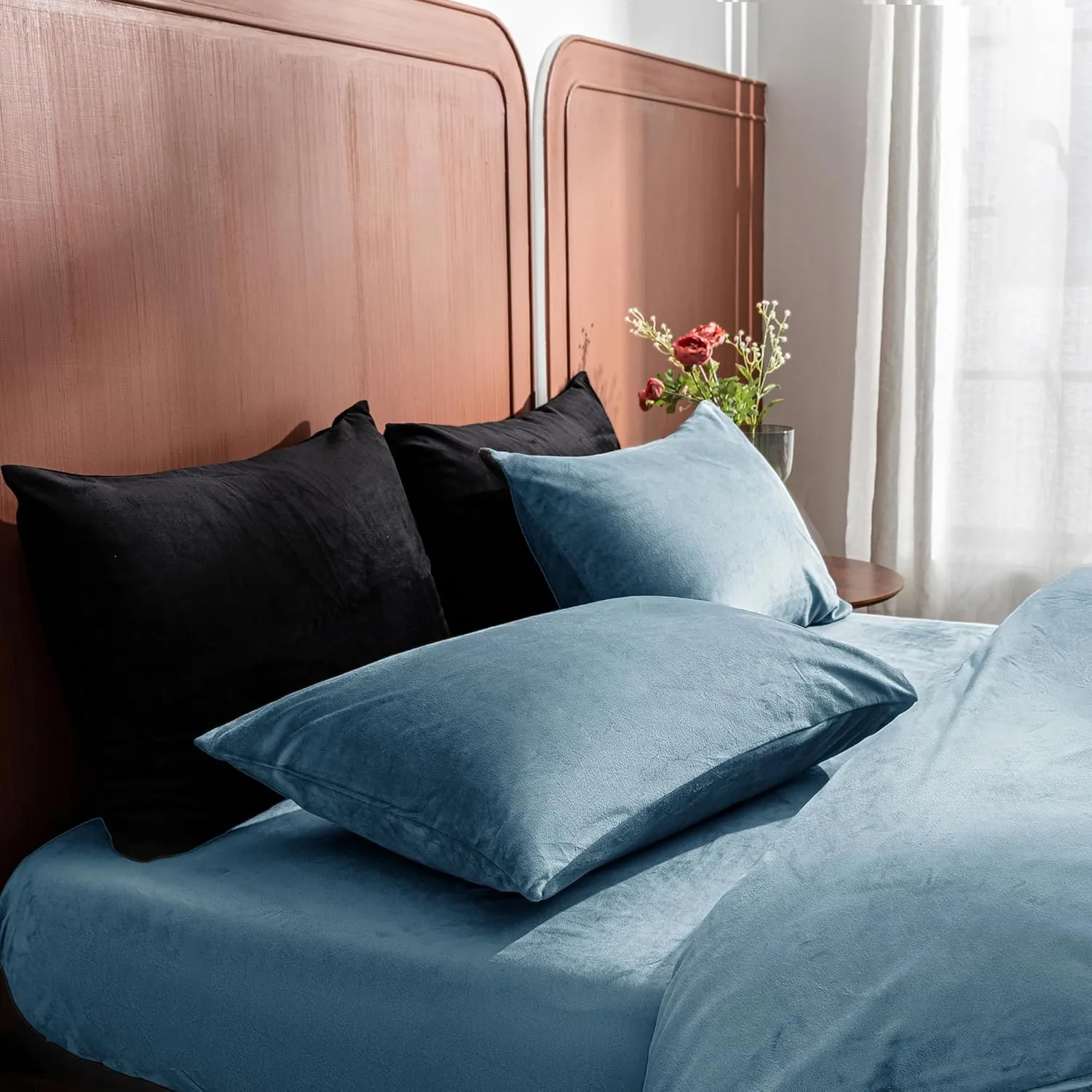 TELUS 2 Pack Zippered Velvet Standard Pillowcases, Super Soft and Cozy Luxury Fuzzy Flannel Pillow Cases with Zipper, 20x26 Inches, Light Blue