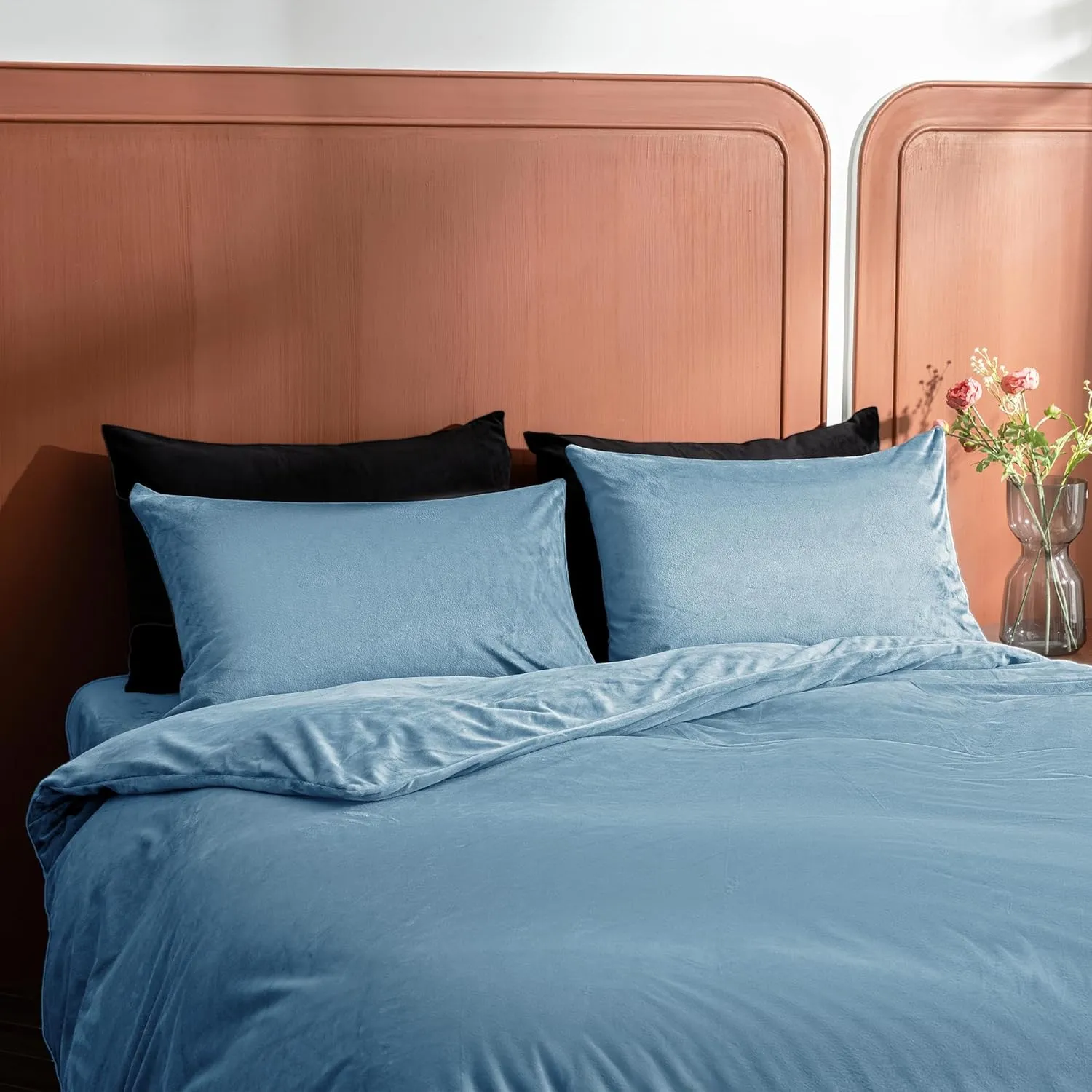 TELUS 2 Pack Zippered Velvet Standard Pillowcases, Super Soft and Cozy Luxury Fuzzy Flannel Pillow Cases with Zipper, 20x26 Inches, Light Blue